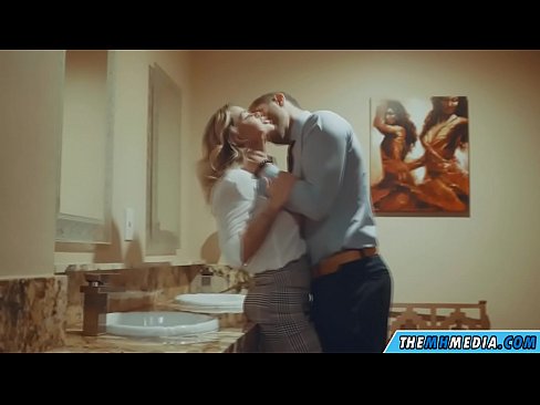 ❤️ Nalika pirang semok seduces sampeyan ing toilet umum ❤ Video porno ing kita  ️❤